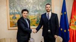 Abazoviqi ia dorëzon Spajiqit detyrën e kryeministrit
