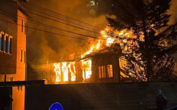 Monumenti ikonik i Mitrovicës digjet para syve të institucioneve