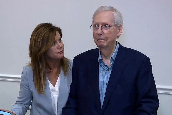 Republikani McConnell shëndetlig, qëndron si i ngrirë për disa sekonda