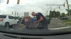 Polici amerikan shpëton fëmijën gjatë ndalimit në trafik