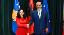 Vjosa Osmani pritet me ceremoni zyrtare nga presidenti Begaj