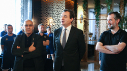 Kryeministri Kurti viziton futbollistët e Kosovës