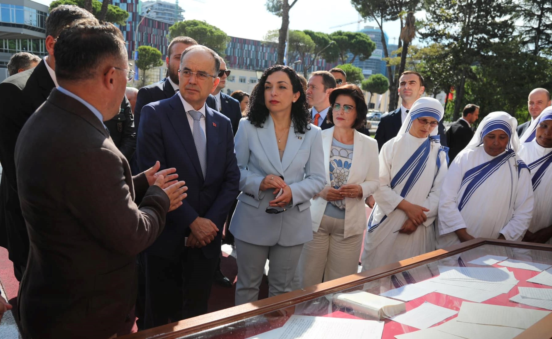 Shteti shqiptar me ekspozitë zbardh dokumente për Shën Terezën