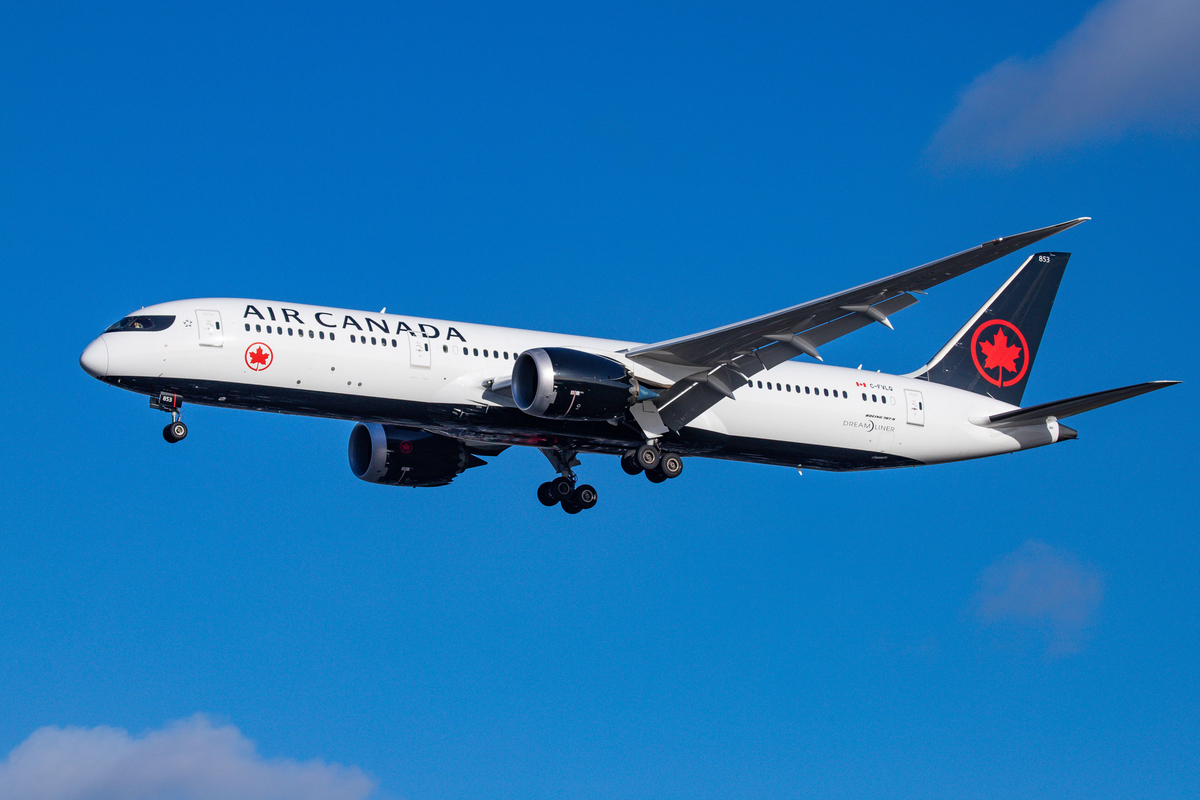 Air Canada apologizing after travellers kicked off for reporting vomit on  seats