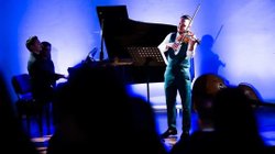 Violina në dialog me piano realizon një ëndërr, paralajmëron skenën