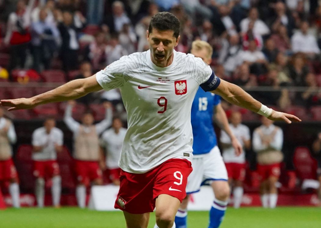 Polonia fiton falë dy golave të Lewandowskit