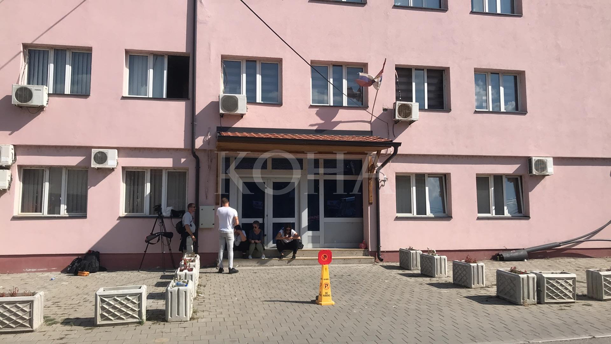 Edhe pas përfundimit të orarit, strukturat ilegale serbe po qëndrojnë në objektin në Mitrovicë
