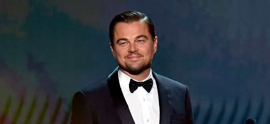DiCaprio “i trullosur” pas modeles 23 vjet më të re se ai