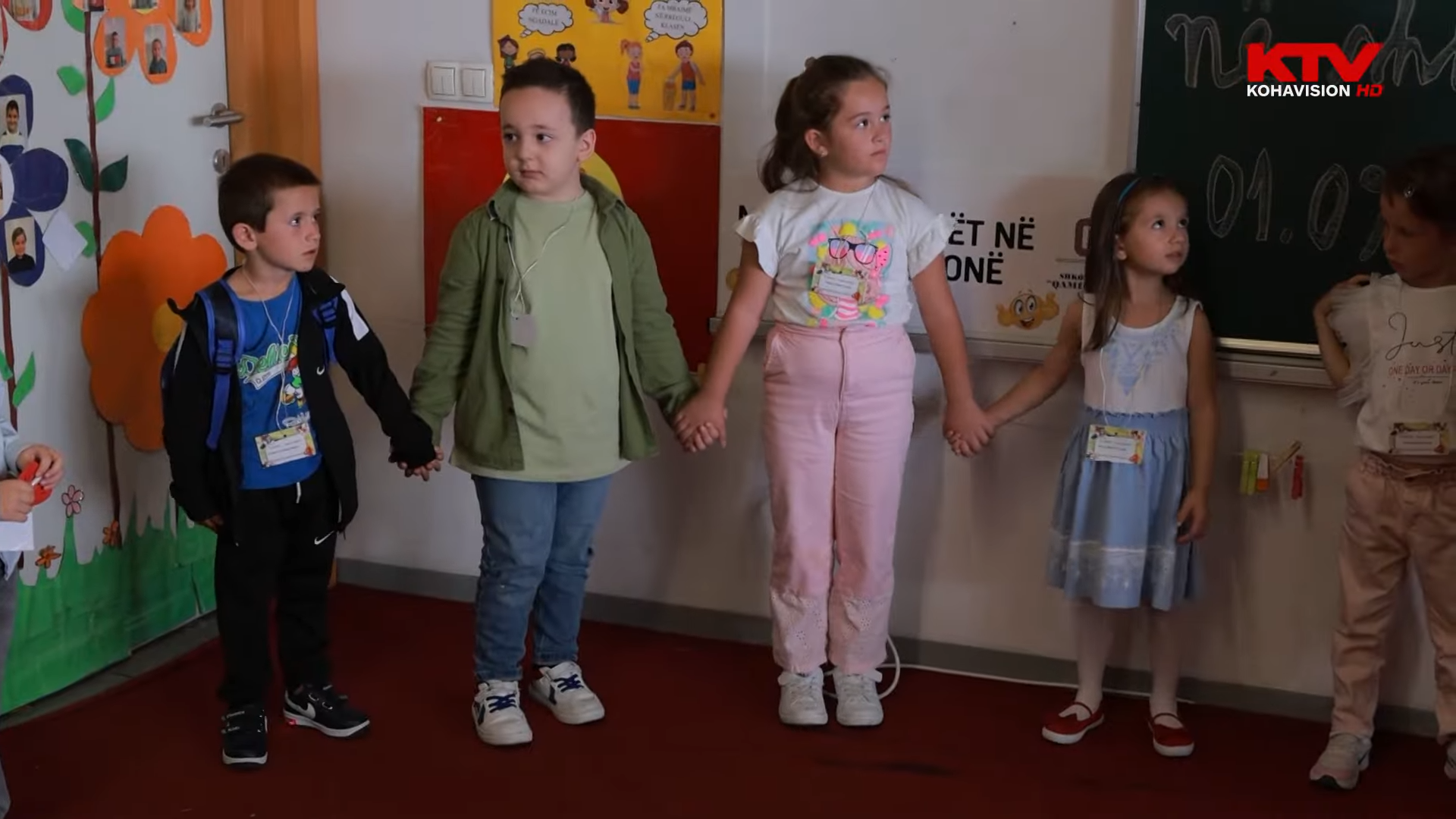 Fëmijët me gëzim fillojnë vitin e ri shkollor