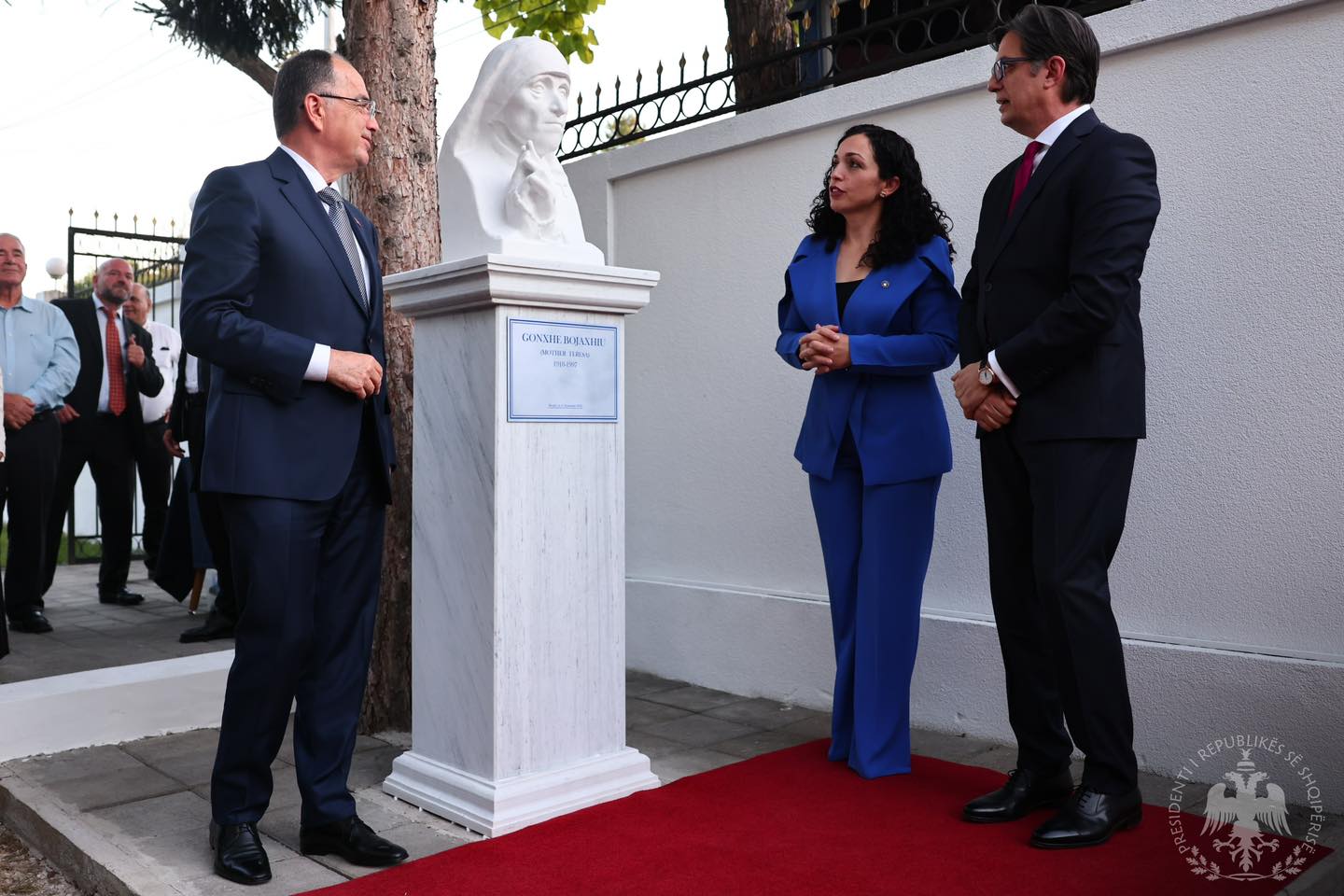 Ambasada e Kosovës në Shkup bëhet me bust të Shën Terezës