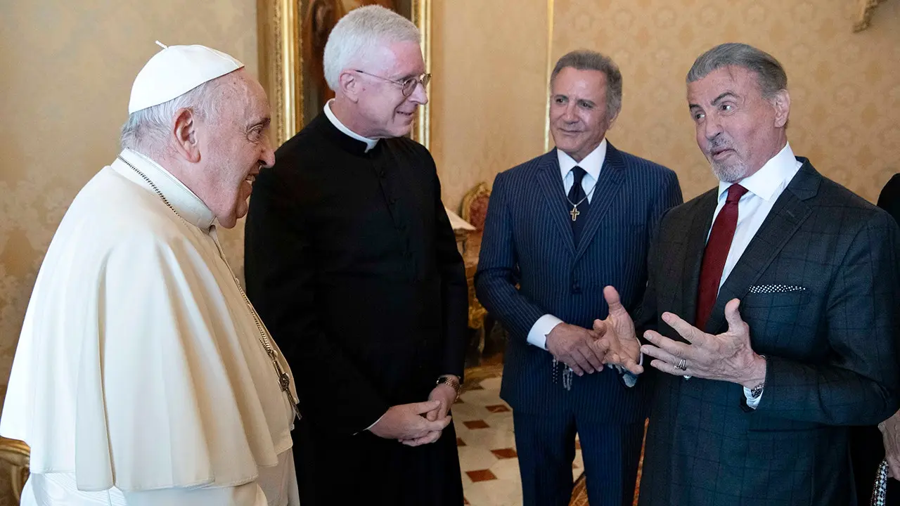 Sylvester Stallone dhe familja e tij u takuan me Papa Françeskun