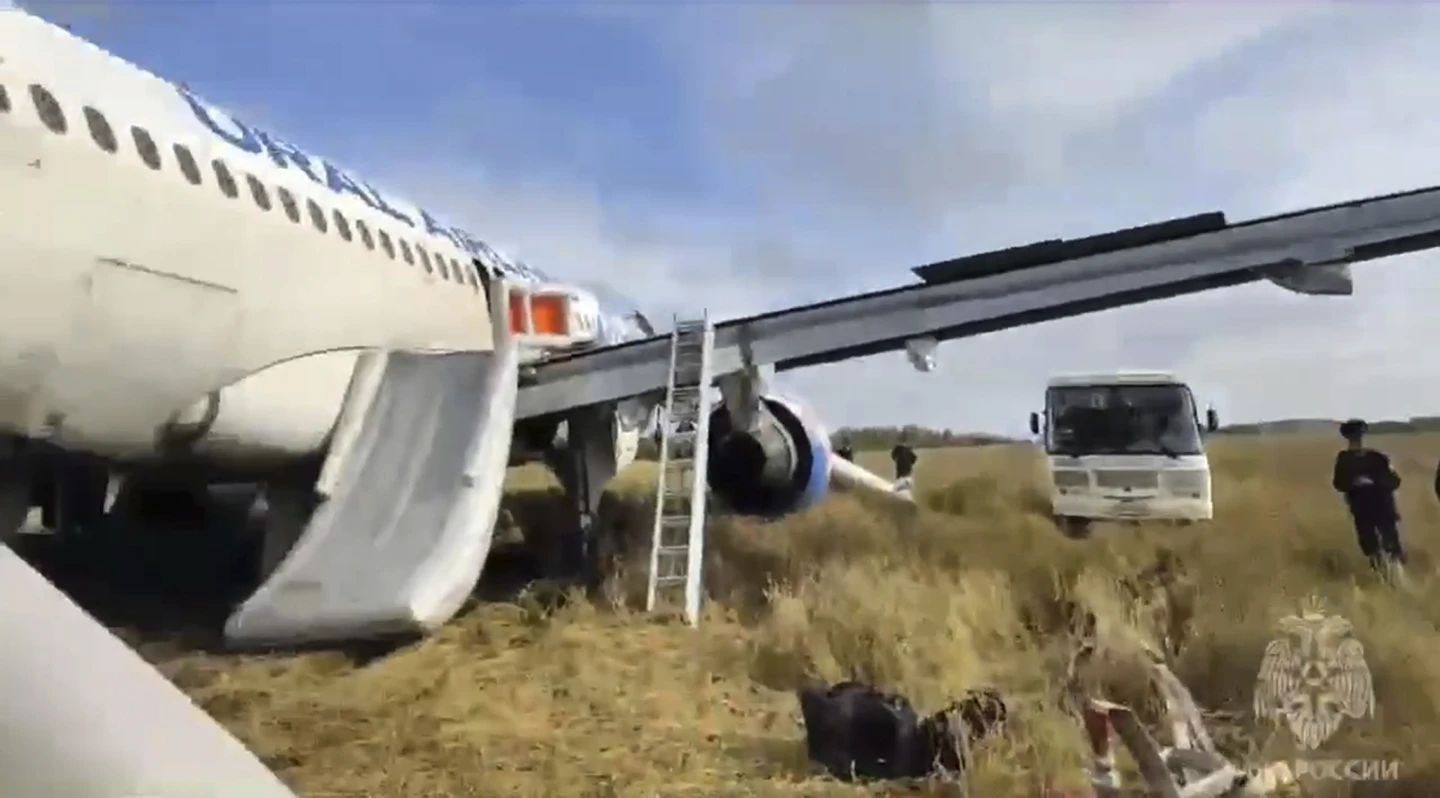 Pesë të lënduar pas uljes emergjente të aeroplanit rus në një fushë gruri