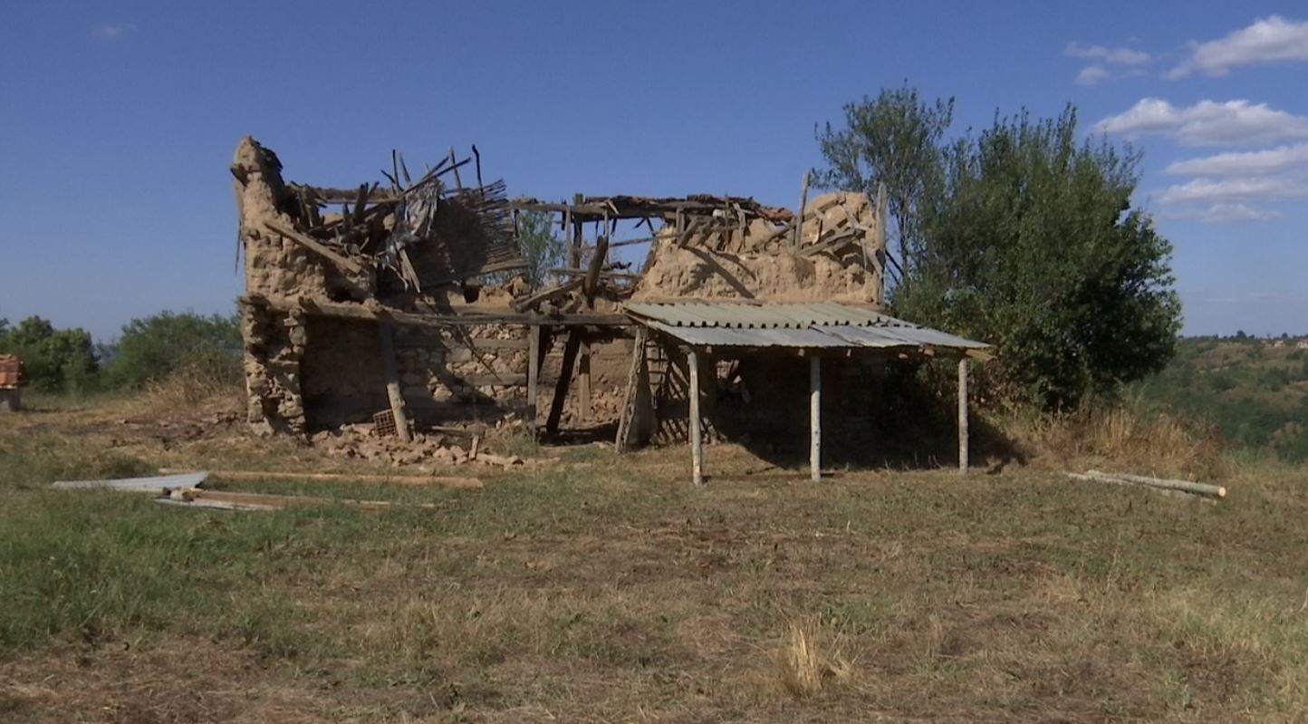 Pa kult tash e më shumë se një dekadë, e lënë pas dore kaherë, Kulla dyshekullore e Fetah Kurexhajt ka marrë goditjen e radhës, kur është përfshirë nga flakët. Institucioni që e futi nën mbrojtje është zotuar të martën se do të ndërhyjë
