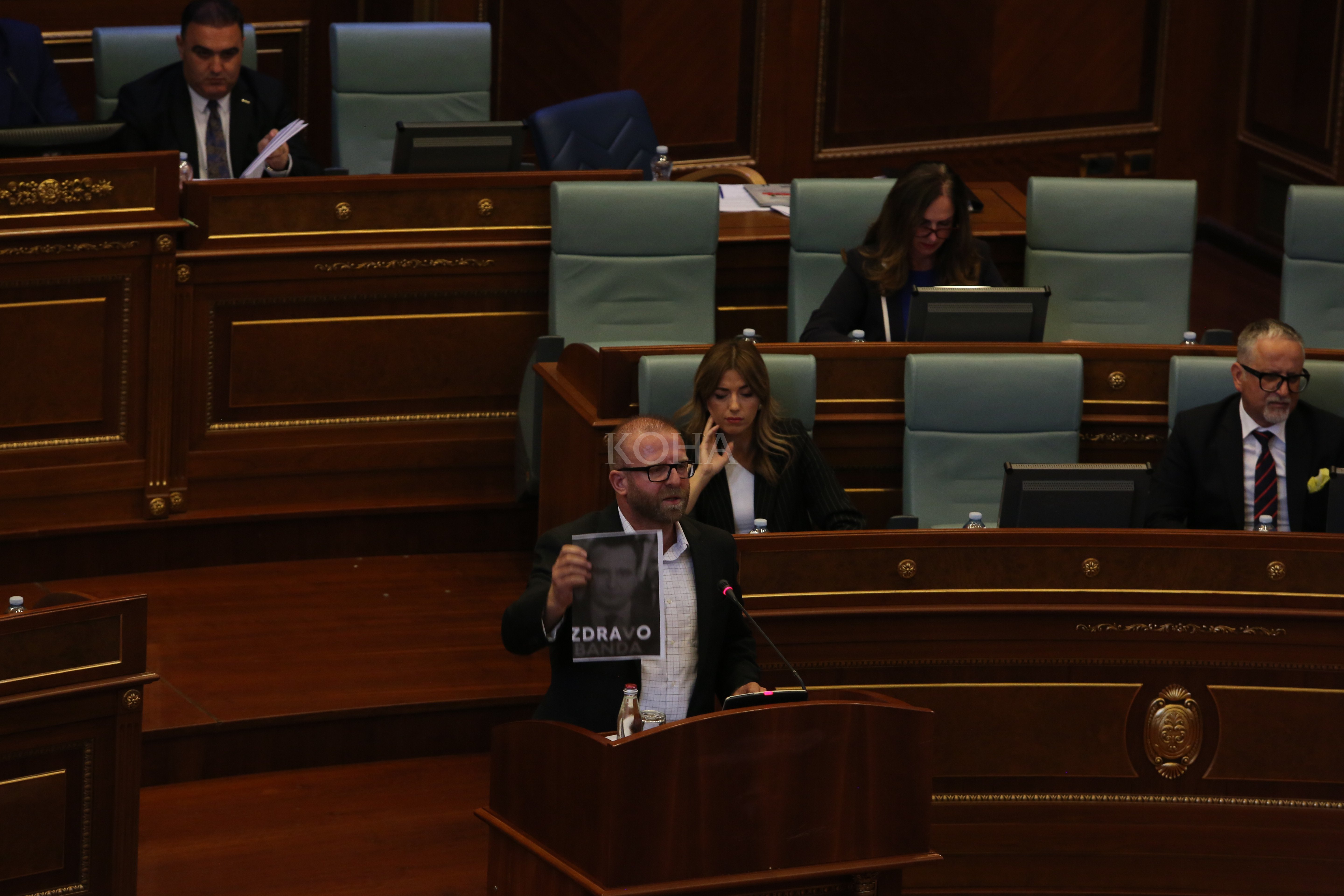 Abazi akuzon VV-në se po do ta humbë vëmendjen nga Radojçiqi