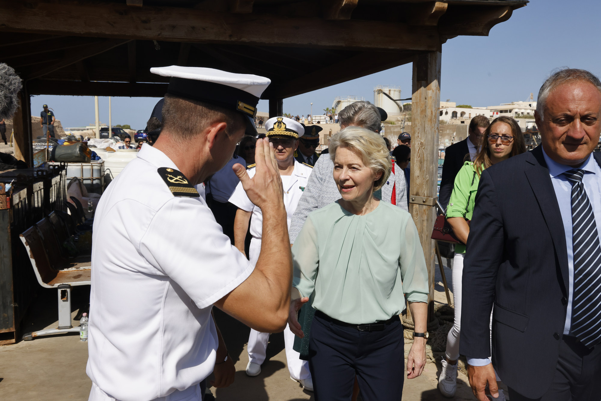 Von der Leyen në ishullin italian Lampedusa, pas rritjes së numrit të migrantëve