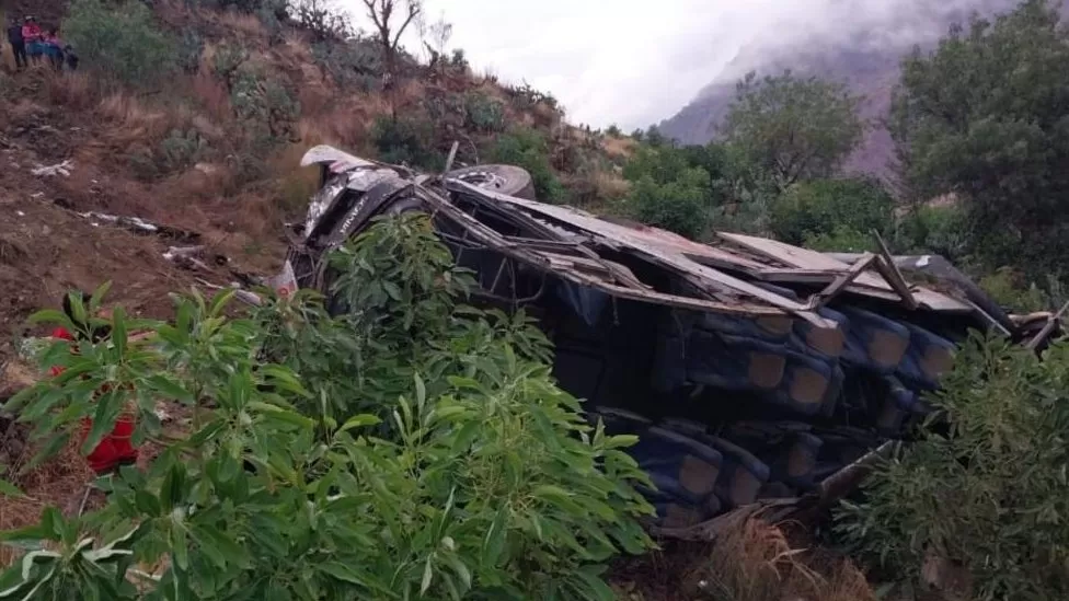 Të paktën 24 të vdekur në Peru pas rrëzimit të autobusit në një grykë