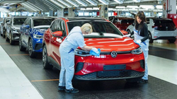 Volkswageni pushon disa punëtorë, s’po i shiten veturat elektrike