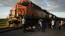 Kalimi në SHBA, ndalen trenat në qytetin kufitar të Meksikës shkaku i emigrantëve