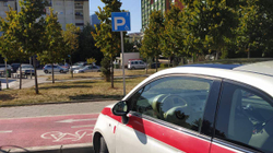 Gjobiten qytetarët që zunë parkingjet e rezervuara për persona me aftësi të kufizuara