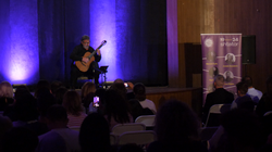 Fenomeni i kitarës lë në Kosovë jehonën e koncertit të jashtëzakonshëm