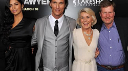Matthew McConaughey përkrah nënën që ia kishte testuar durimin nuses