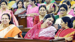 India me ligj garanton 33 për qind të ulëseve për gratë në parlament”