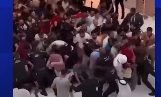 Rrahje masive në Dubai, ndërsa qytetarët tentojnë ta blejnë iPhone 15 e ri”