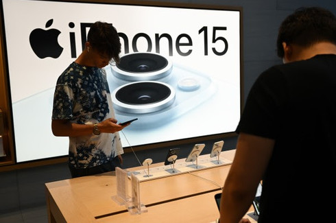 iPhone 15 del në shitje në Kaliforni”