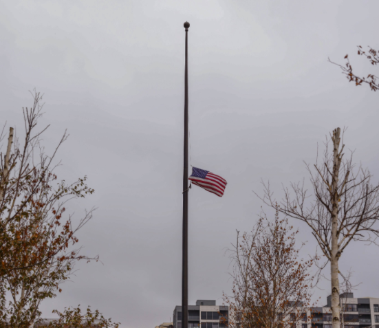 Die US-Botschaft senkt die Flagge auf Halbmast 