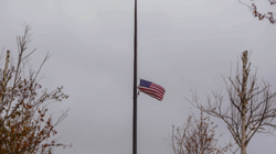 Ambasada e SHBA-së ul flamurin në gjysmështizë