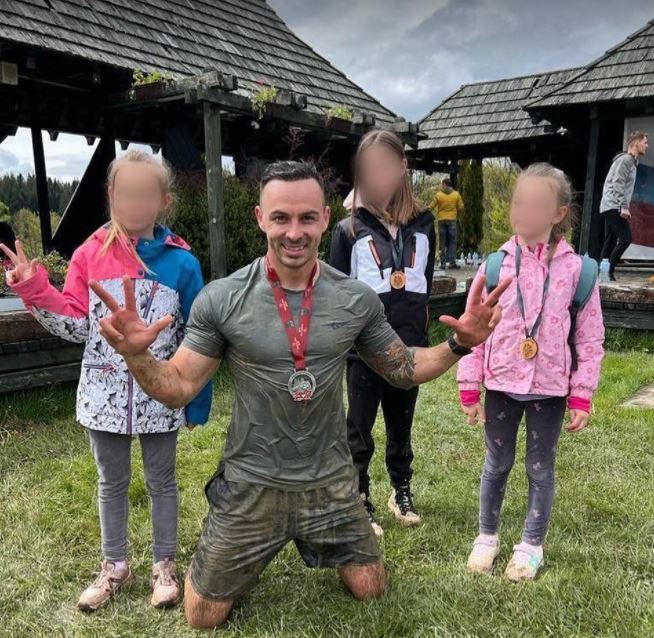 Huliganët serbë vajtojnë terroristin e vrarë në Banjskë
