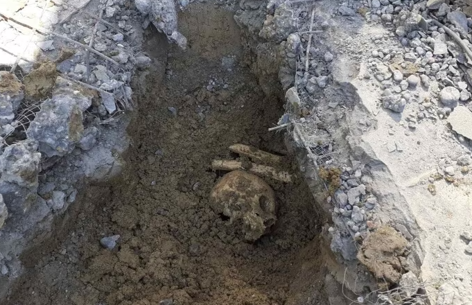 Një mjek në Bosnje pranon se ka fshehur qëllimisht në oborrin e tij eshtrat e një viktime të luftës
