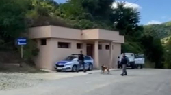 Policia patrullon me njësitin e qenve në Banjskë në kërkim të trupave dhe armatimeve