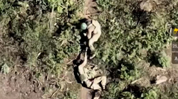 Rusi la bashkëluftëtarin e plagosur në mes të predhave, Ukraina e vëzhgoi me dron