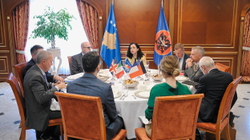 Osmani takohet me ambasadorët e QUINT-it: Kosova, e vendosur ta promovojë paqen në rajon