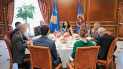 Osmani takohet me ambasadorët e QUINT-it: Kosova, e vendosur ta promovojë paqen në rajon