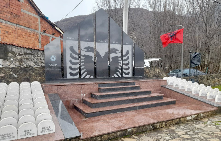 Pllaka përkujtimore për të vrarët në masakrën e Lybeniqit