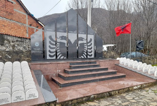 Pllaka përkujtimore për të vrarët në masakrën e Lybeniqit