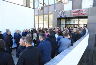 Protestojnë punëtorët e Telekomit, pa paga pas bllokimit të llogarive