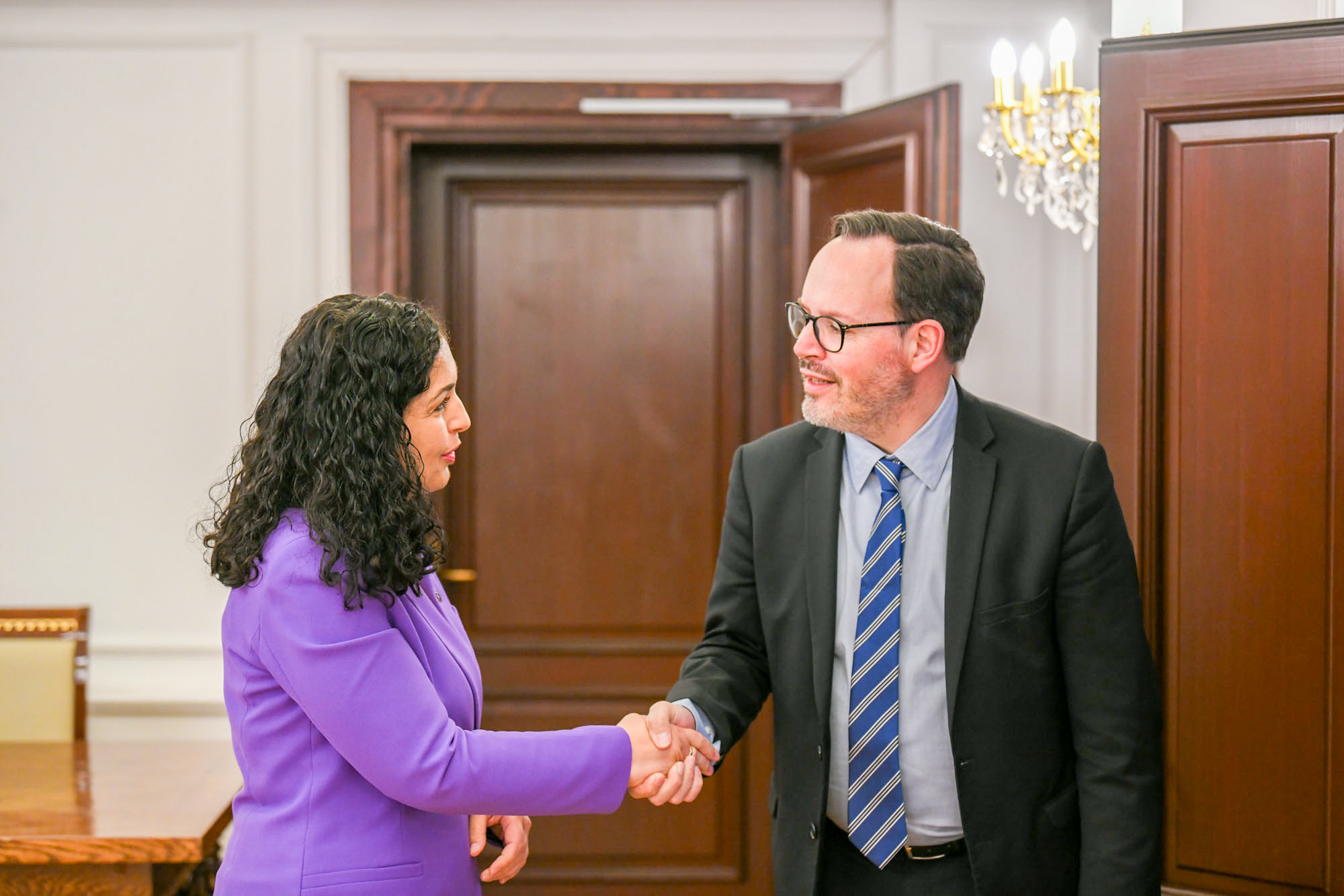 Vjosa Osmani me Bertrand Bouyxin