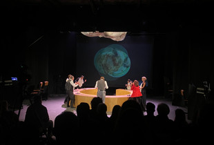 Skenë nga shfaqja “Negotiating Peace”