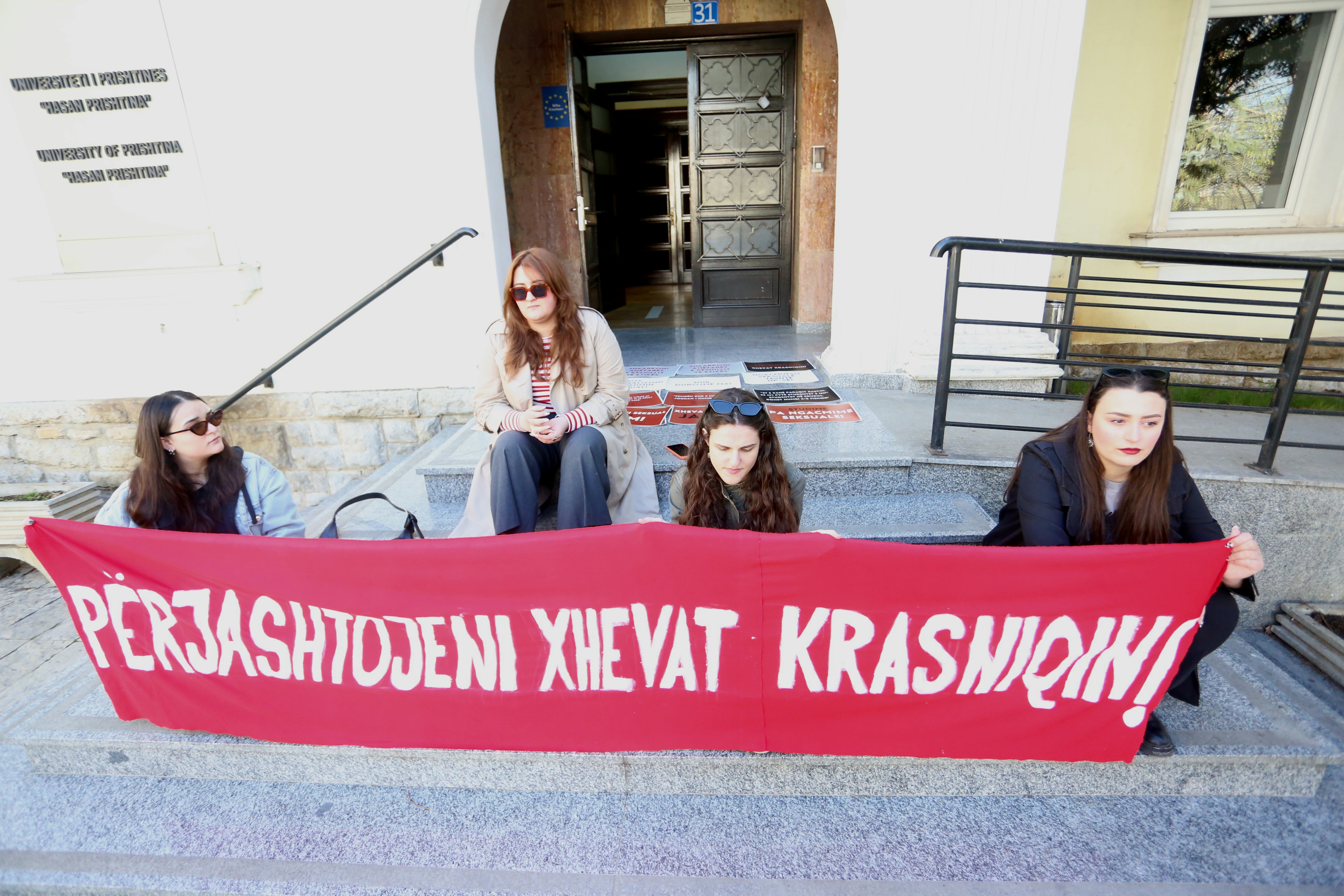 Me protestë kërkohet largimi i profesorit të denoncuar për ngacmim seksual