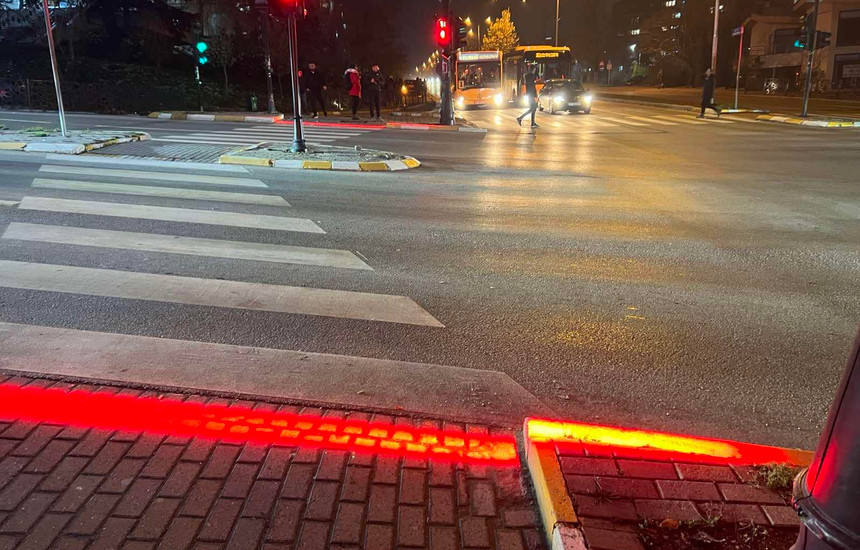 Ligji i ri, këmbësorëve u ndalohet përdorimi i telefonit kur kalojnë rrugën