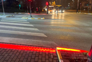 Ligji i ri, këmbësorëve u ndalohet përdorimi i telefonit kur kalojnë rrugën