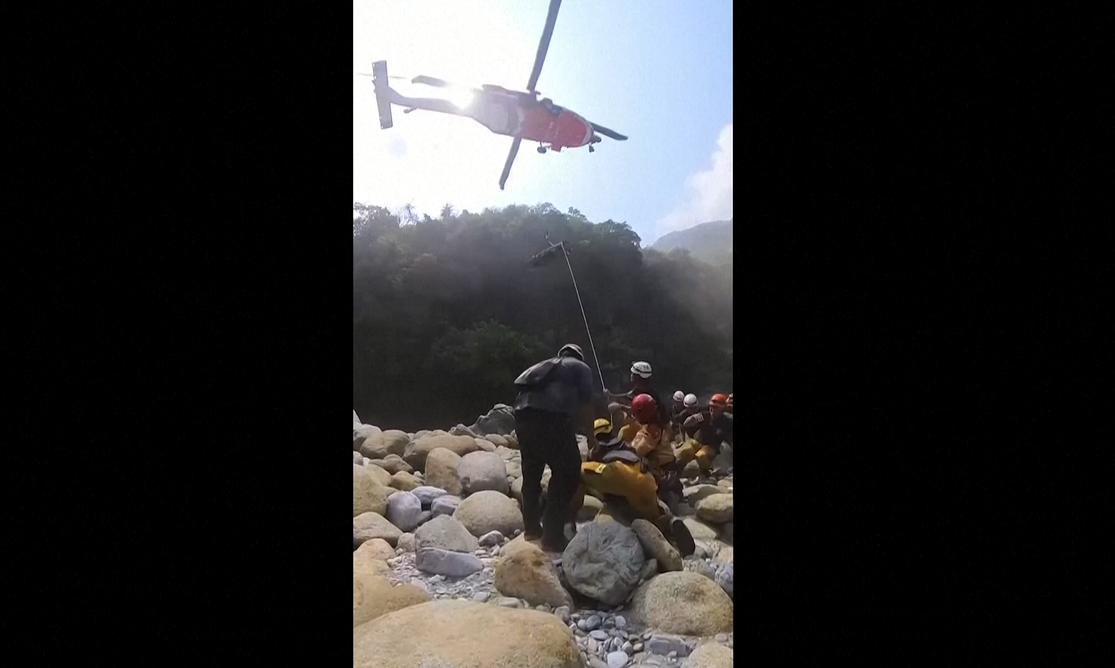 Nje grua duke evakuuar nga nje shtet ecjeje pas termetit ne Tajvan