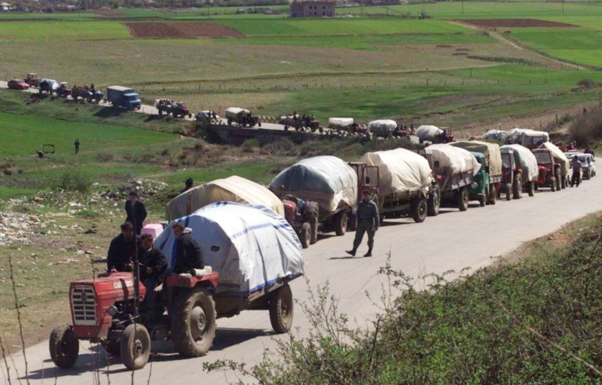 Kolonë refugjatësh shqiptarë nga rajoni i Prishtinës në Kukës, të dielën e 11 prillit të vitit 1999 (Foto: Associated Press)