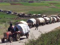 Kolonë refugjatësh shqiptarë nga rajoni i Prishtinës në Kukës, të dielën e 11 prillit të vitit 1999 (Foto: Associated Press)