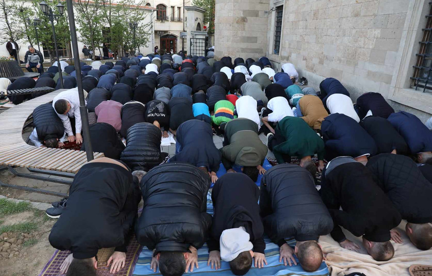 Falja e Fitër Bajramit në Xhaminë e Madhe në Prishtinë