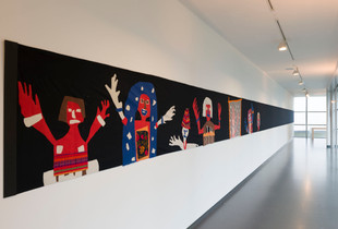 “Pejë, Kosovo, 1998” e Erzen Shkolollit në “Van Abbemuseum”, në Eindhoven, Holandë, më 2013 (Foto: Peter Cox)