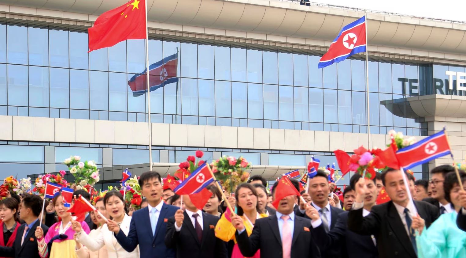 Verikoranët duke mirëpritur zyrtarin e lartë kinez në Phenian